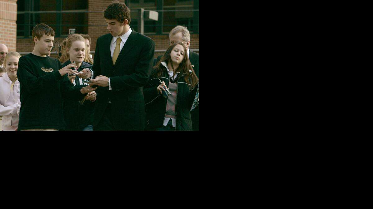 
Phelps filmando autógrafos entre sus fans. El nadador Michael Phelps fue arrestado el martes en Maryland por conducir en estado de ebriedad, y las autoridades dijeron que manejaba a exceso de velocidad cuando fue detenido.


