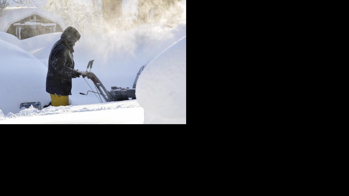 
Un hombre retira nieve de un camino en Búfalo, en el estado de Nueva York, el miércoles. Una gran tormenta de nieve ha causado cuatro muertos en el área de Búfalo, en el oeste del estado de Nueva York.


