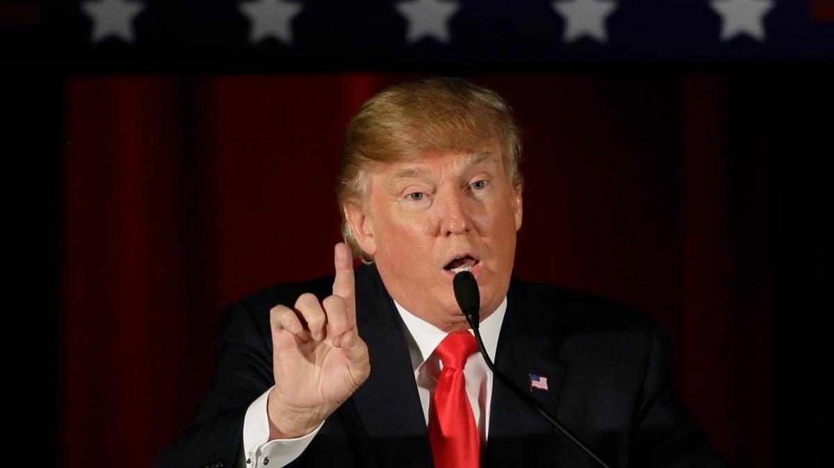 El precandidato republicano Donald Trump en un mitin de campaña en el Veterans Memorial Building, Iowa.