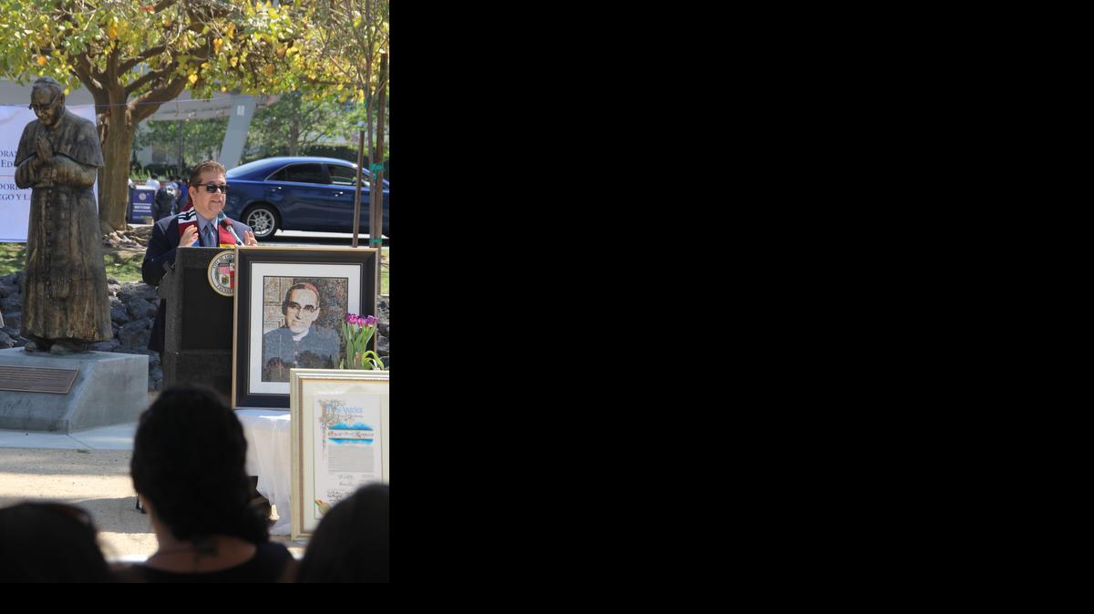 
Walter Contreras, vicepresidente de la Coalición Nacional Evangélica Latina (NALEC), participa en un evento hoy, sábado 28 de marzo de 2015, en la Plaza Monseñor Oscar Romero en Los Ángeles (EE.UU.). Decenas de religiosos e inmigrantes salvadoreños se congregaron hoy en el Parque Douglas MacArthur, en el centro de Los Ángeles, para honrar al asesinado arzobispo salvadoreño "scar Arnulfo Romero (1917-1980), quien será beatificado por el Vaticano el próximo mes de mayo. 
