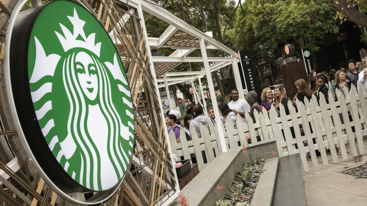 Las afueras de la primera tienda de Starbucks en Sudáfrica que abrió el 21 de abril de 2016.