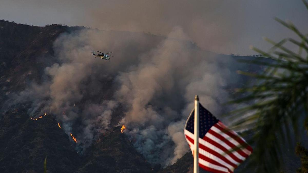 El incendio que más ha crecido en las últimas horas es el de San Gabriel, muy cerca de Los Ángeles, que ha forzado a evacuar 770 hogares y ya ha quemado 2,185 hectáreas.