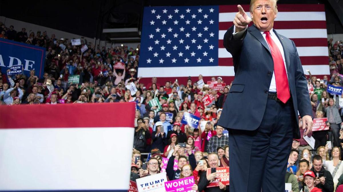 El presidente de los Estados Unidos, Donald Trump, pronuncia un discurso en un mitin en Fort Wayne, Indiana, el 5 de noviembre de 2018.