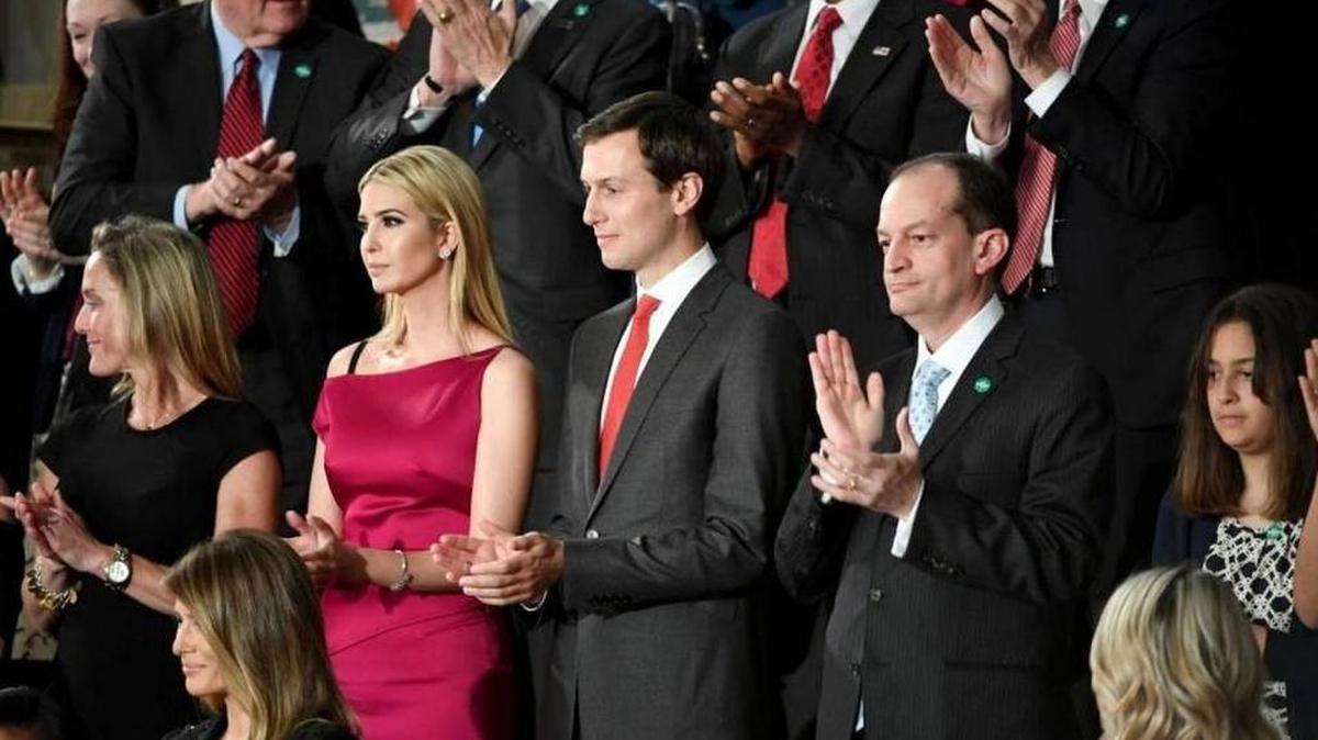 Alex Acosta, a la derecha, estuvo brevemente cerca de Ivanka Trump y Jared Kushner durante el discurso del presidente al Congreso.