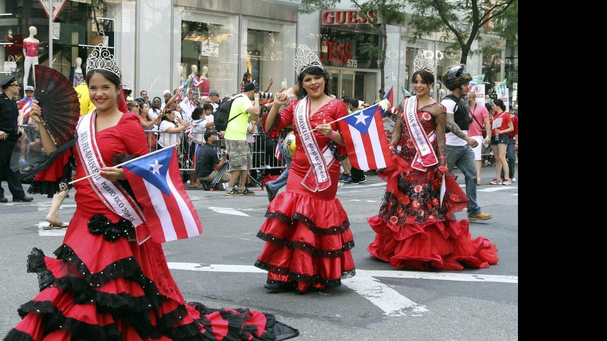 
Con trajes típicos de la isla caribeña, miles de boricuas participaron el domingo en la celebración del Desfile Nacional Puertorriqueño, en la Quinta Avenida de Nueva York.
