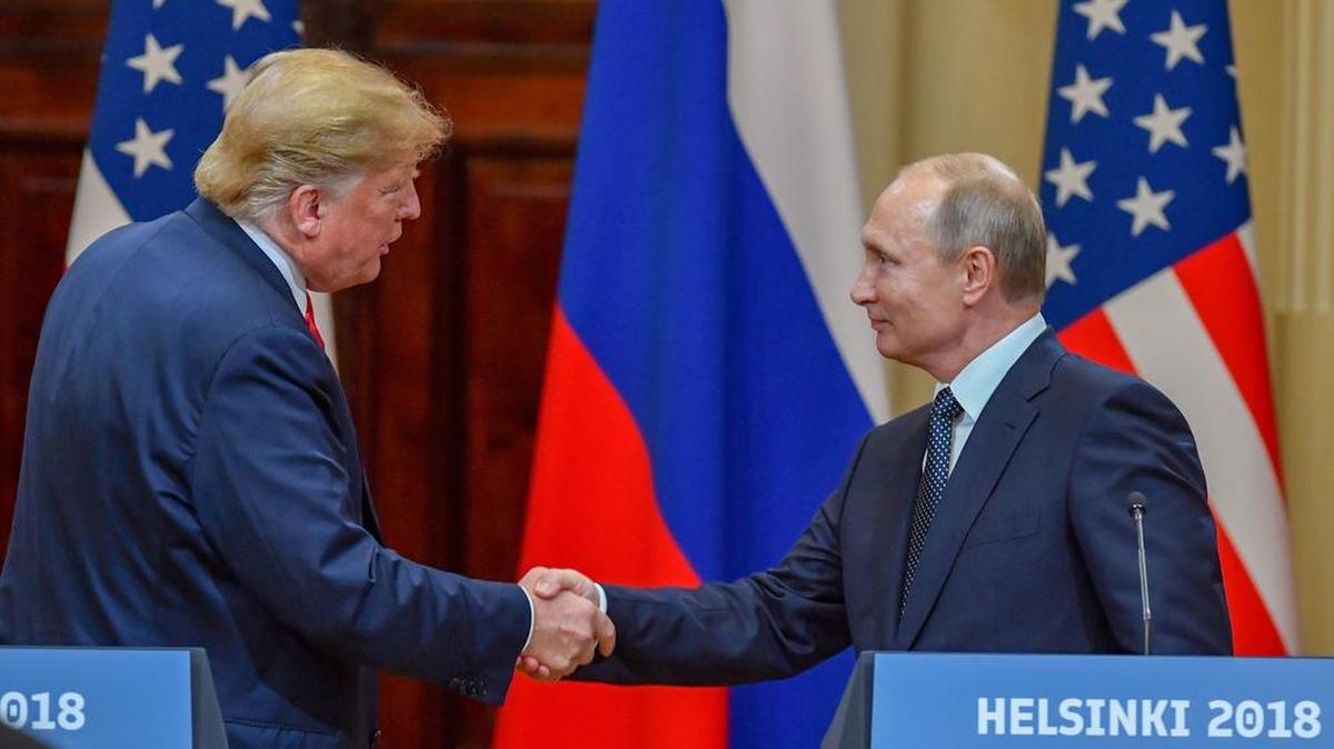 El presidente estadounidense Donald Trump y el presidente de Rusia, Vladimir Putin, se dan la mano antes de asistir a una conferencia de prensa conjunta después de una reunión en el Palacio Presidencial de Helsinki el 16 de julio de 2018.