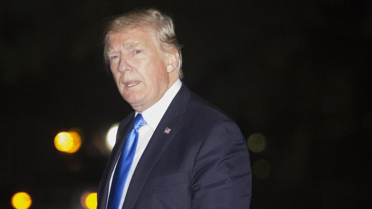 El presidente de Estados Unidos, Donald J. Trump (i), regresa el miércoles 25 de octubre de 2017, a la Casa Blanca en Washington (EE.UU.). Trump asistía a eventos en Dallas, TX.