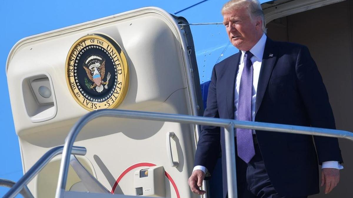 El presidente Donald Trump baja del Air Force One a su llegada al aeropuerto McCarran International en Las Vegas, el 4 de octubre.