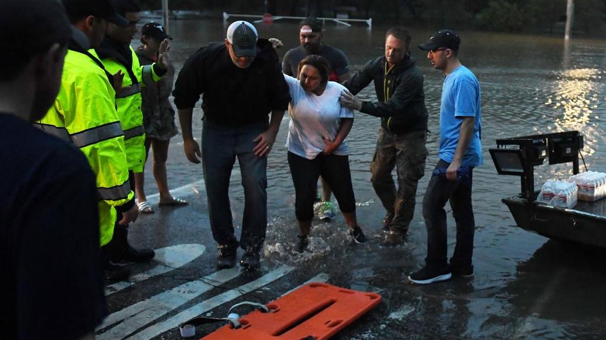 Una mujer con una lesión en la espalda recibe tratamiento médico después de ser rescatada en barco después de que el huracán Harvey causara fuertes inundaciones en Houston, Texas el 27 de agosto de 2017.