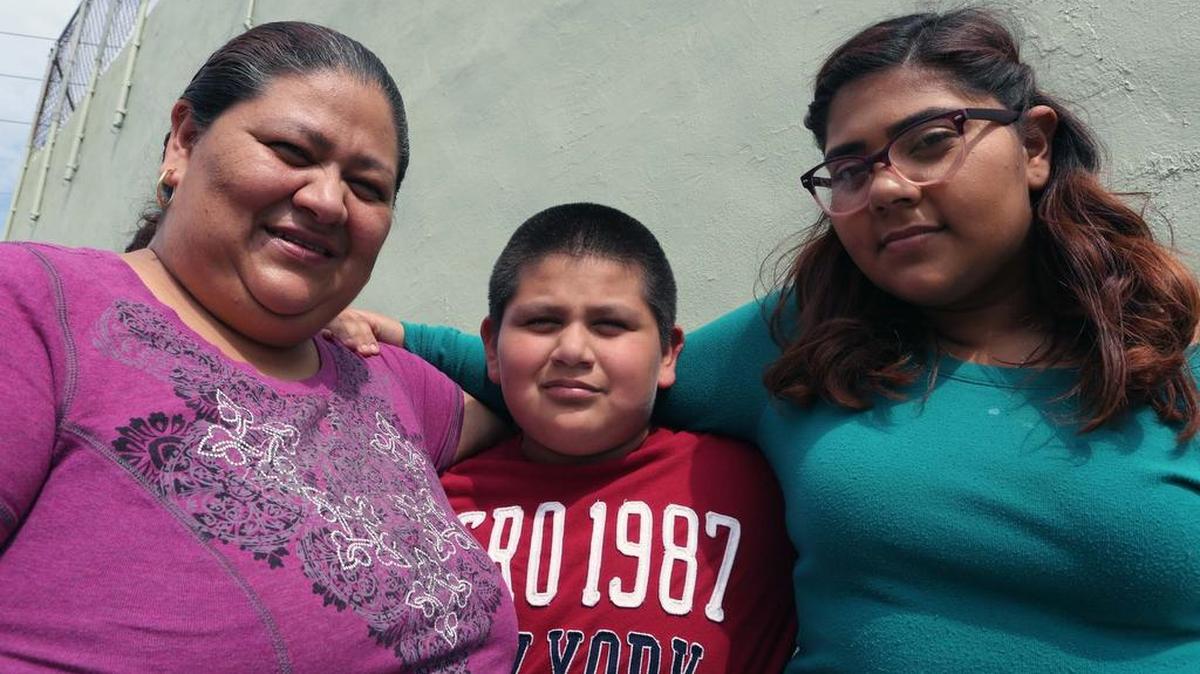 Rosa Cruz con sus hijos José Manuel Rosales, de 11 años y nacido en Estados Unidos, y Gabriela Cruz, de 17 años y nacida en El Salvador. El destino de Cruz se encuentra hoy en manos de la Corte Suprema de Estados Unidos.
