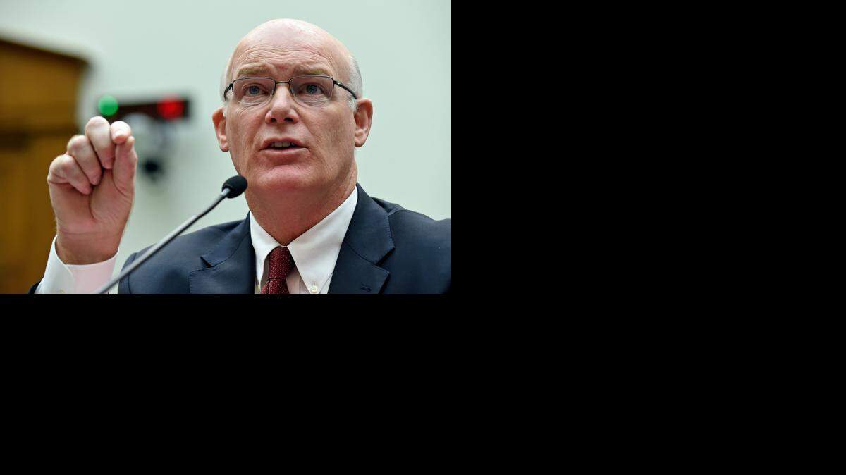 
Joseph Clancy lidera de forma interina el Servicio Secreto desde octubre, cuando dimitió la anterior directora, Julia Pierson, a raíz de varios fallos de seguridad y escándalos.
