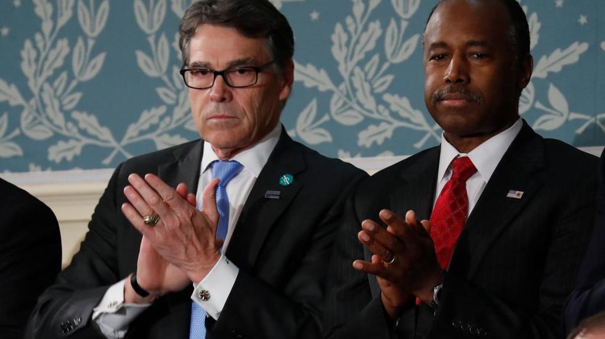 Rick Perry (izquierda) y Ben Carson fueron confirmados el jueves como secretarios de Energía y Viviendas y Desarrollo Urbano, respectivamente.