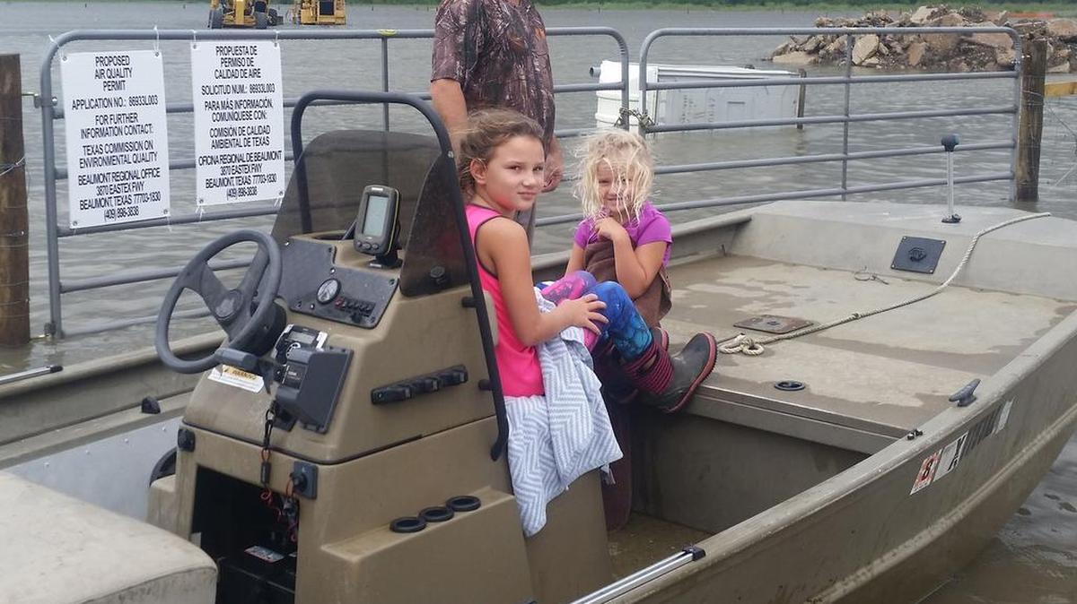 Mike Magee, de 37 años, se encuentra junto a su barco con sus hijas dentro, antes de emprender una misión para rescatar a un amigo y a sus cuatro hijos de las fuertes lluvias causadas por el huracán Harvey el 28 de agosto de 2017, cerca de Hamshire, Texas.
