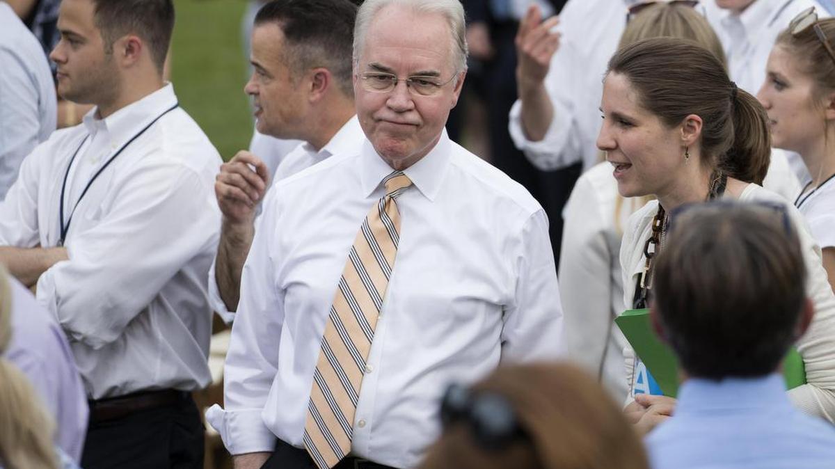 El Secretario de Salud y Servicios Humanos de los Estados Unidos, Tom Price (C), asiste al picnic anual del Congreso en el Jardín Sur de la Casa Blanca en Washington, DC, el 22 de junio de 2017.