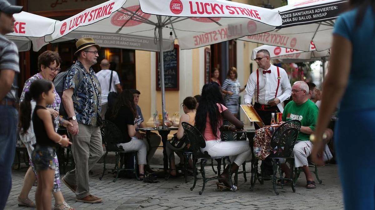 Los turistas recorren La Habana Vieja en momentos que la ciudad se llenaba de visitantes, en una imagen de marzo del 2016.