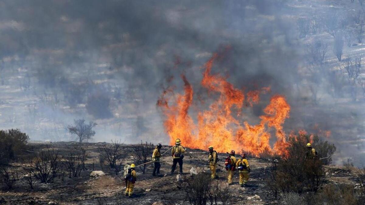 Imágenes del lunes del incendio forestal Sand Fire cerca de Santa Clarita, California.