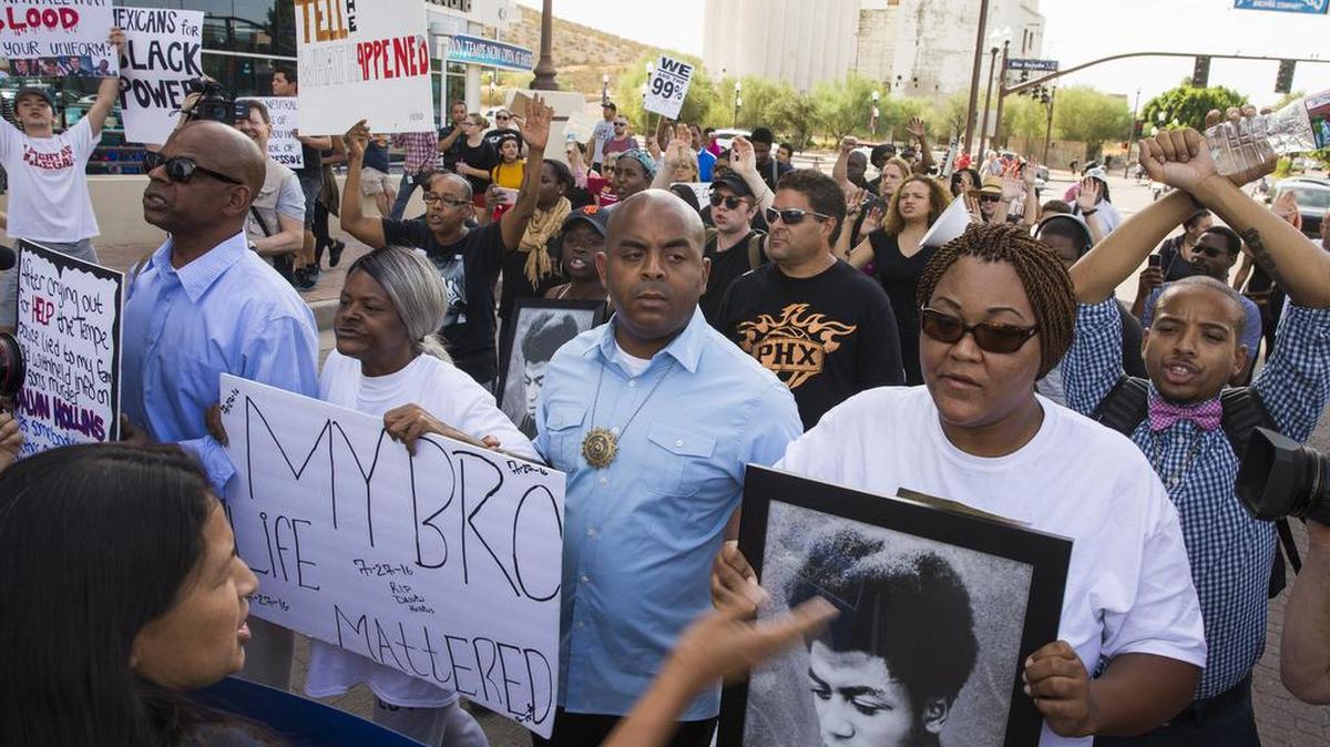 Manifestantes del grupo “Black Lives Matter” marchan contra la brutalidad policial en Tempe, Arizona el lunes, 26 de septiembre de 2016.