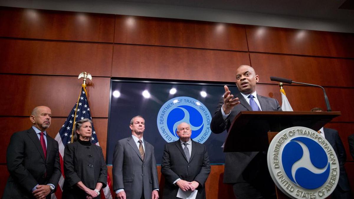 
El secretario de Transporte, Anthony Foxx (der.), acompañado por el administrador de la FAA, Michael Huerta (izq.), habla en Washington este lunes.


