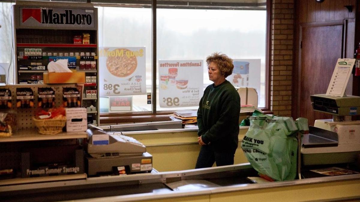 Mary Stuckey, propietaria junto a su esposo del único mercado en Wauzeka, Wisconsin, espera por clientes, el 20 de enero.