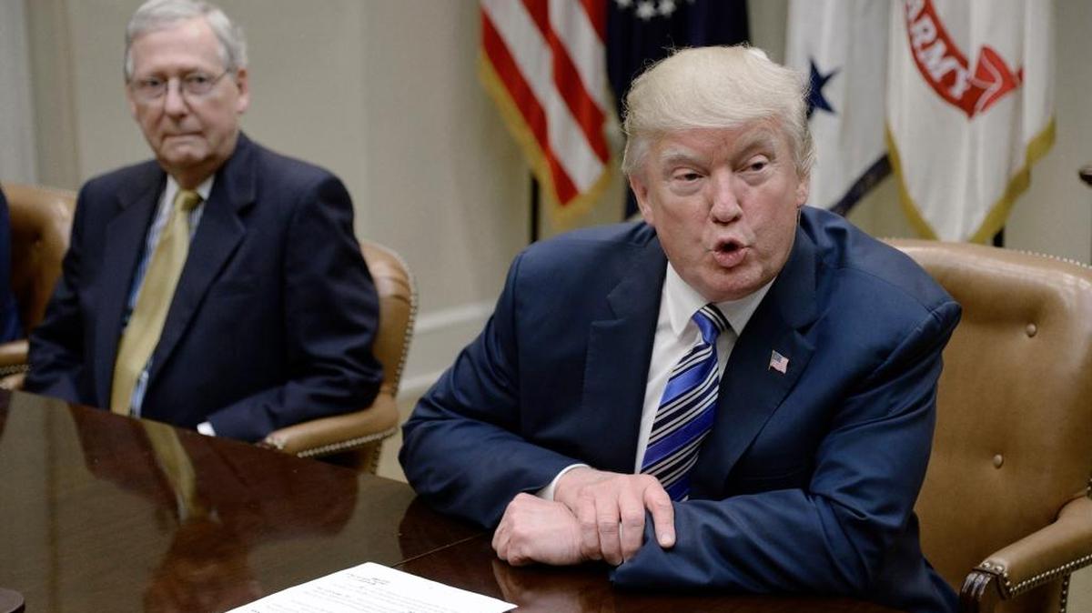 El presidente Donald Trump junto al líder de la mayoría del Senado Mitch McConnell, en la Casa Blanca el 6 de junio del 2017.