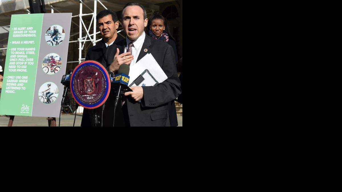 
El concejal de la Ciudad de Nueva York, Mark Treyger, durante en una conferencia de prensa en el ayuntamiento de esa ciudad el jueves 13 de noviembre.

