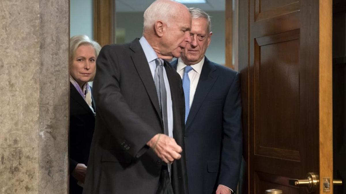 La comparecencia de John McCain (izq.), Flake y Palomarez, críticos con Trump, se produjo en un hotel de Washington.
