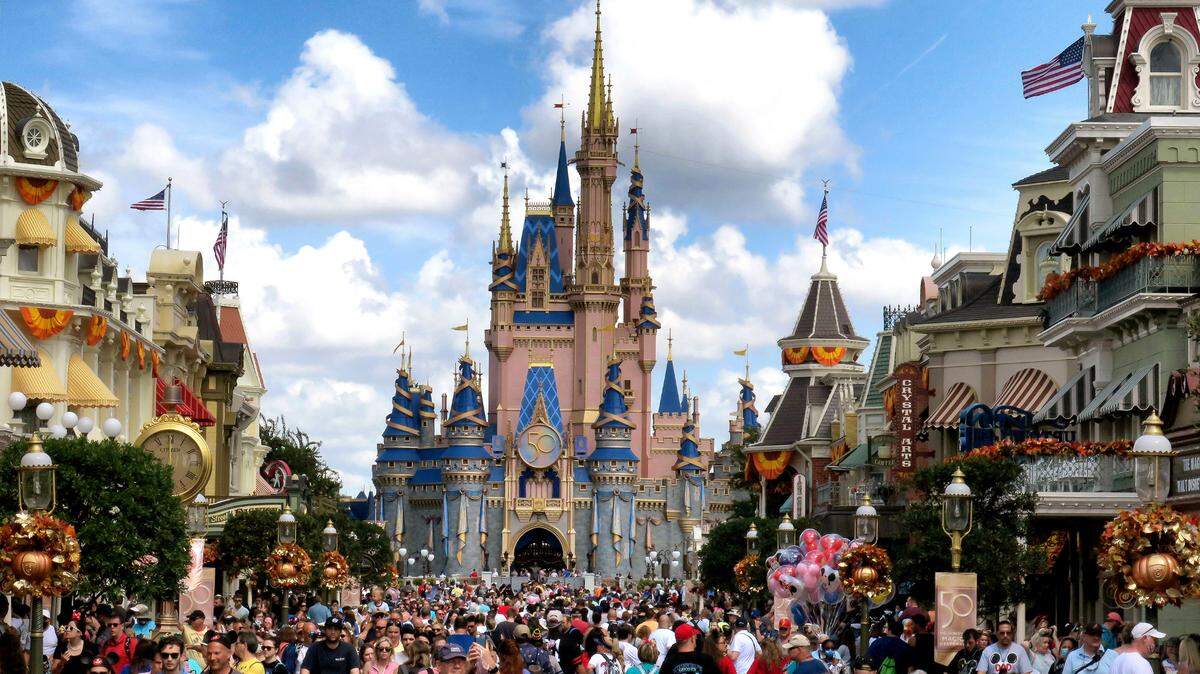 Las multitudes llenan Main Street USA frente al Castillo de Cenicienta en Magic Kingdom en el 50 aniversario de Walt Disney World, en Lake Buena Vista, Florida, el viernes 1 de octubre de 2021.