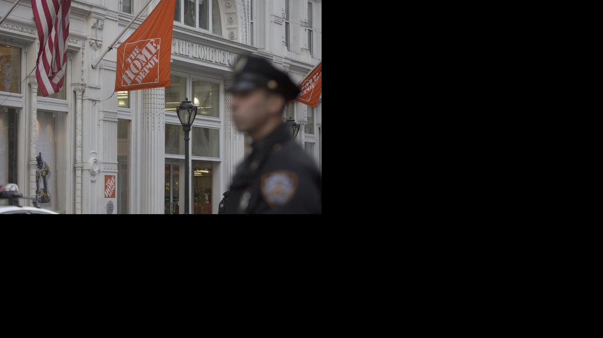 
La policía asegura una calle en el lugar de un tiroteo en el Home Depot en la calle 23 en Manhattan, Nueva York, EEUU, 25 de enero de 2014. 
