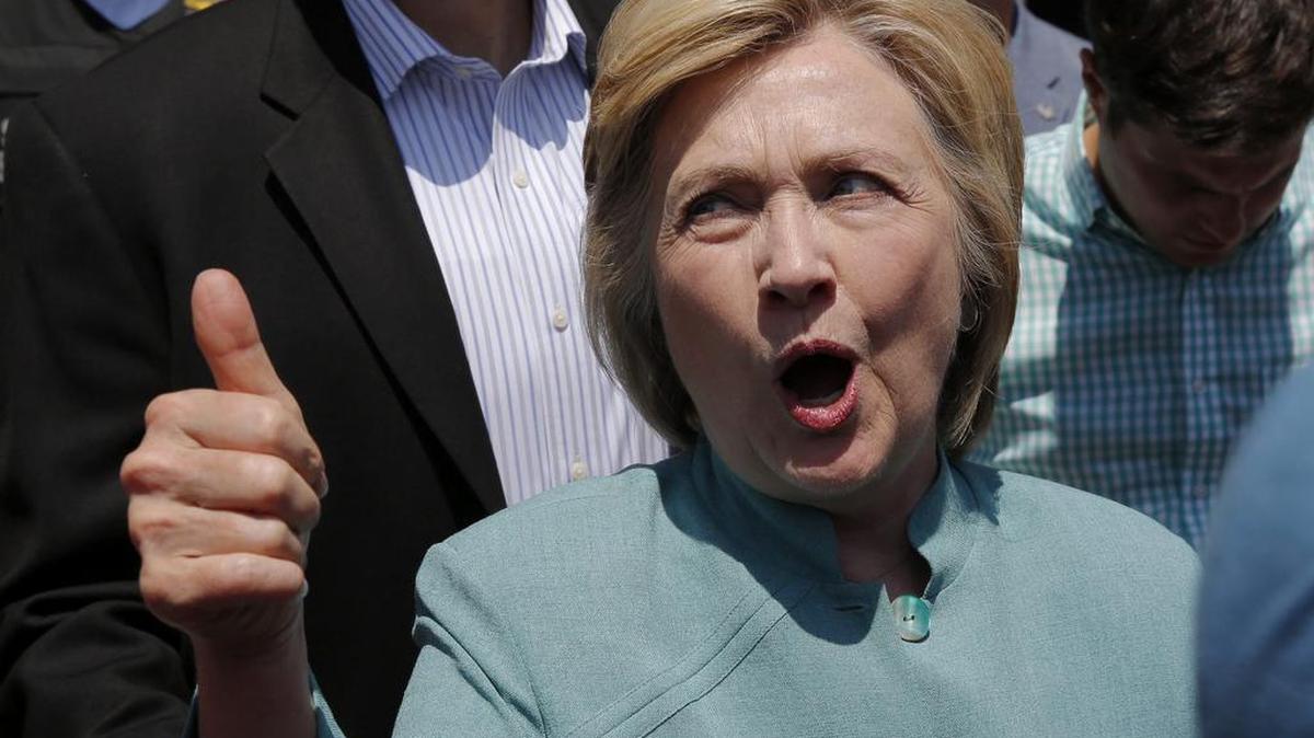 La aspirante presidencial demócrata Hillary Clinton a su llegada a un acto electoral junto al casino Taj Mahal (propiedad de su rival Donald Trump) en Atlantic City, Nueva Jersey, Estados Unidos el 6 de julio de 2016.