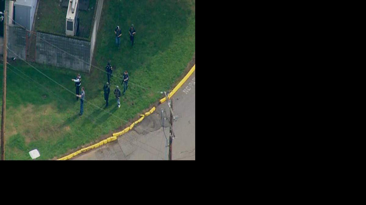 
Imagen tomada de un video muestra a agentes que respondieron el viernes a un reporte de un tiroteo en la secundaria Marysville-Pilchuck en Marysville, Washington. 
