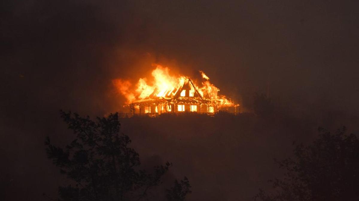 Vista de una casa en llamas en una colina próxima al Puerto de Cajón, California (Estados Unidos) el 16 de agosto de 2016.