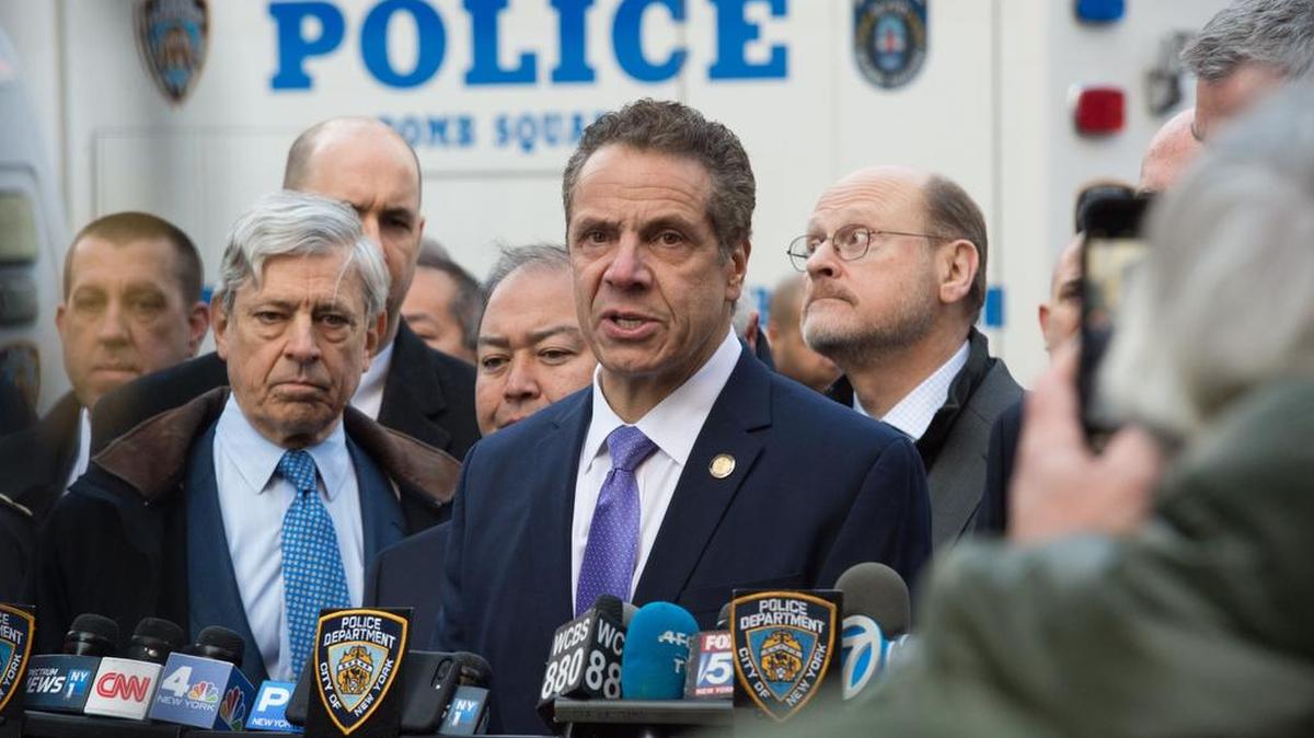 En esta foto de archivo tomada el 11 de diciembre de 2017, el gobernador de Nueva York, Andrew Cuomo, habla en una conferencia de prensa mientras la policía responde a una explosión reportada en la Terminal de Autobuses de la Autoridad Portuaria en Nueva York.