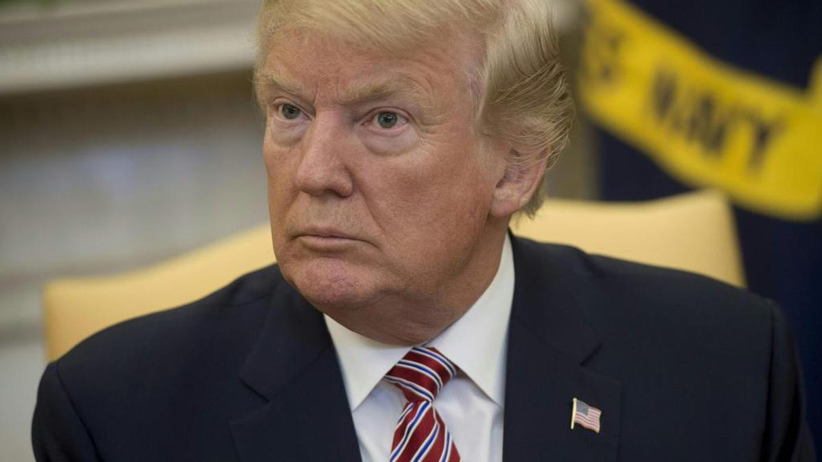 El presidente de EEUU, Donald Trump, habla con la prensa en la Oficina Oval de la Casa Blanca en Washington, DC, el 9 de febrero de 2018.