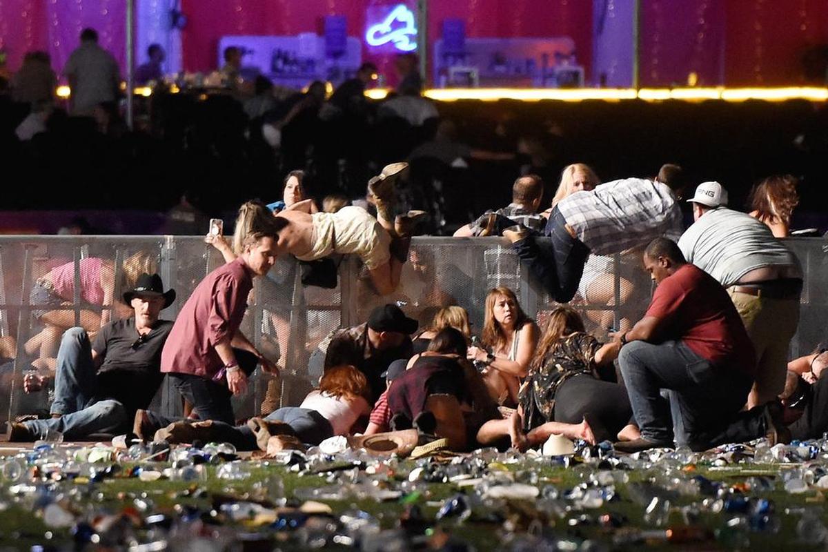 La gente se apresura a refugiarse tras un tiroteo el 1 de octubre de 2017 en Las Vegas, Nevada.