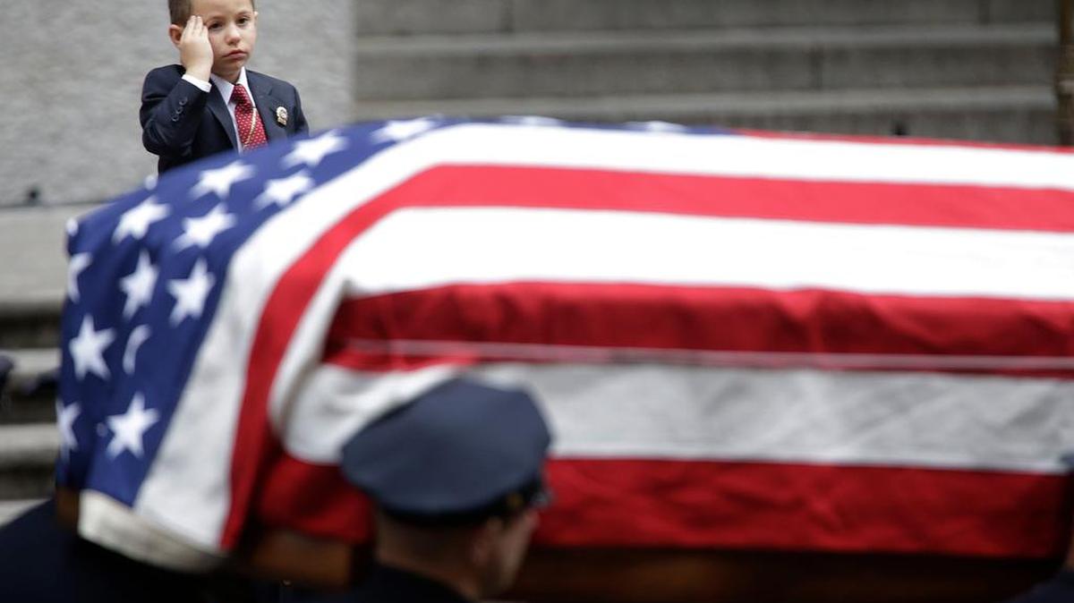 Uno de los momentos más emotivos del funeral fue a la llegada del féretro a la catedral, donde su hijo de cuatro años recibió a su padre con un saludo militar.
