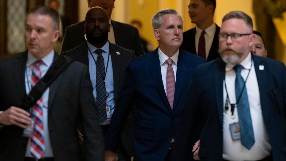 El presidente de la Cámara de representantes de los Estados Unidos, Kevin McCarthy (republicano de California), recorre el Statuary Hall del Capitolio de los Estados Unidos en Washington, D.C., el jueves 18 de mayo de 2023.