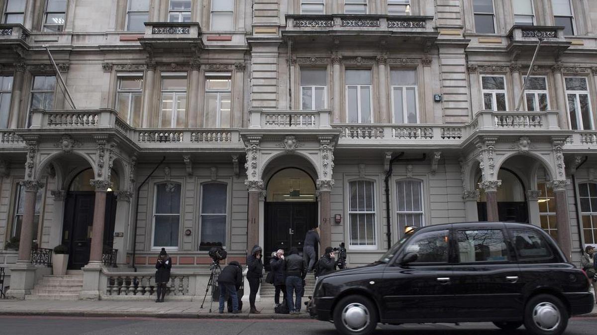Periodistas permanecen apostados frente a la entrada del edificio 9-11 Grosvenor Gardens en Londres (Reino Unido), el 12 de enero de 2017. En el edificio se encuentran las oficinas de la compañía de investigación Orbis Business Intelligence Ltd, de la cual es cofundador el ex espía del MI6 que al parecer elaboró el dossier sobre el supuesto vínculo de Donald Trump con los ciberataques rusos en las elecciones de EEUU.