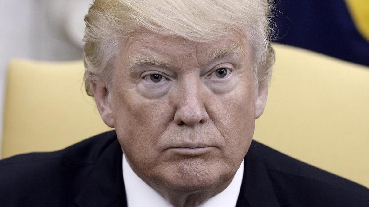 El presidente de los Estados Unidos, Donald Trump (d), conversa con su homólogo ucraniano, Petró Poroshenko (no aparece), durante su reunión en la Casa Blanca el 20 de junio de 2017.