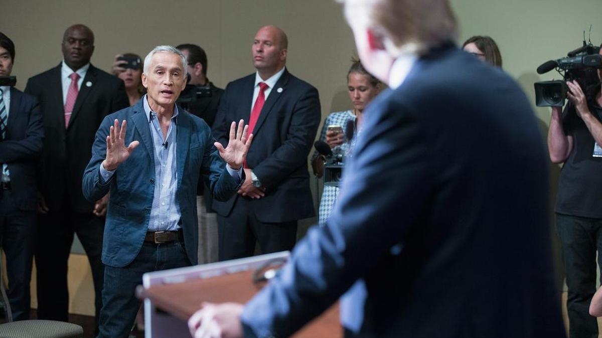
El periodista Jorge Ramos fue expulsado de una rueda de prensa por Donald Trump.
