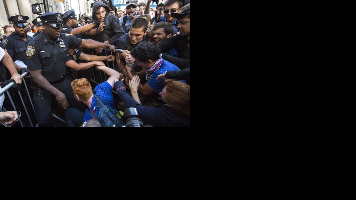 
Policias se enfrentan a manifestantes durante la marcha “Inundemos Wall Street” el lunes en Nueva York.


