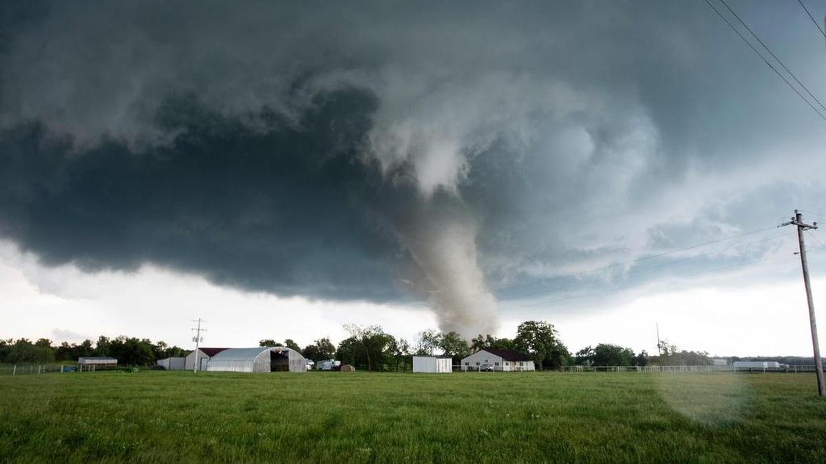 Un tornado alcanza de lleno a una zona residencial después de tocar tierra en el sur de Wynnewood, Oklahoma el 9 de mayo de 2016.