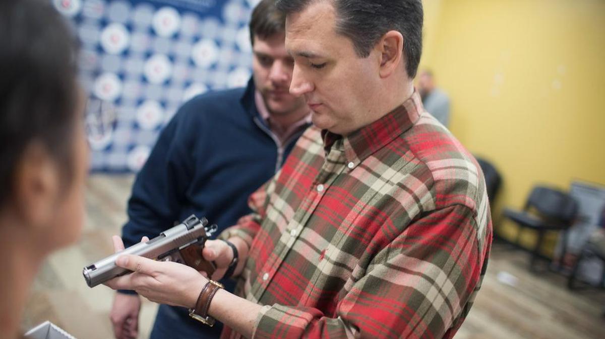 El senador por Texas, Ted Cruz, no canceló un evento que tenía con usuarios de armas en Iowa, visitó una tienda y se dejó fotografiar con una pistola en su mano.