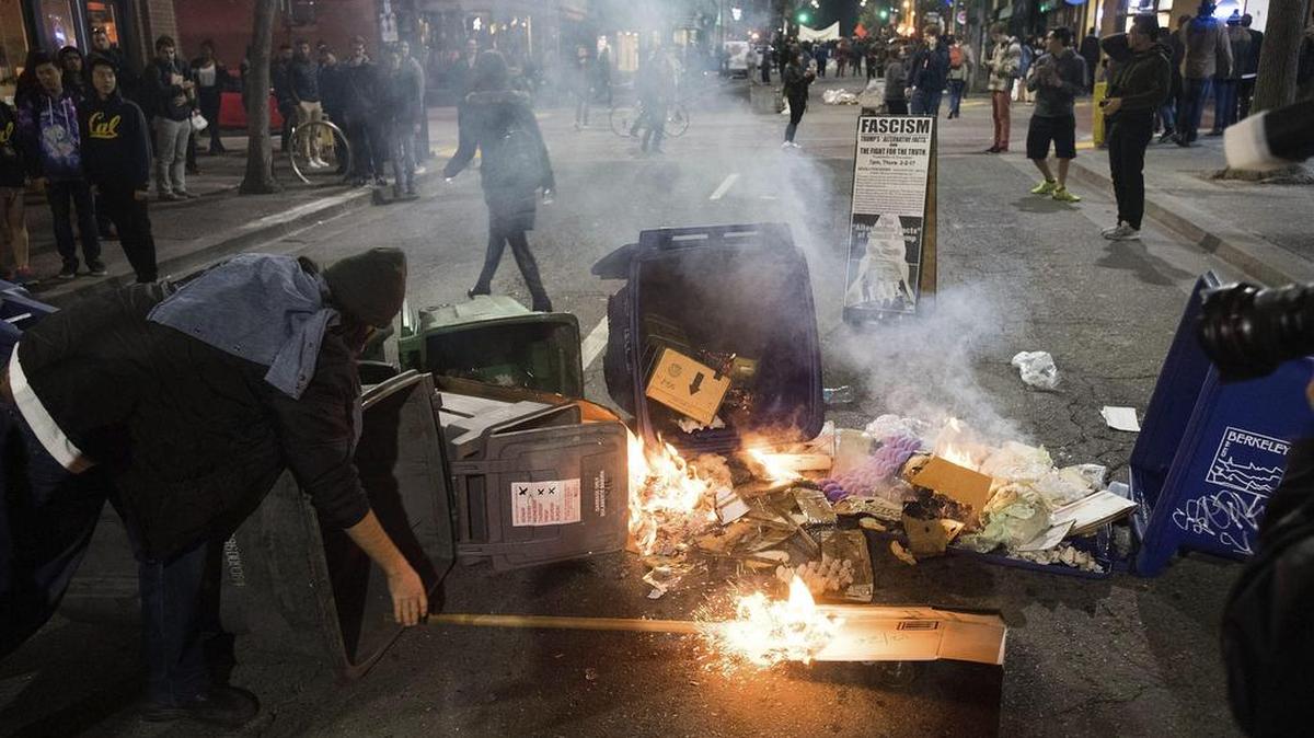 Un manifestante protesta contra el escritor ultraderechista Milo Yiannopoulos en Berkely, California (Estados Unidos), el 1 de febrero de 2017.