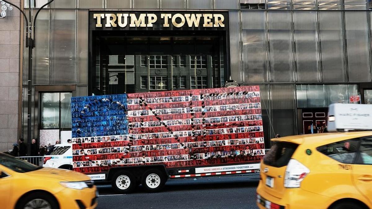 La obra ‘Make America Stronger Together’, del artista David Datuna, recorre los alrededores de la Trump Tower, en Nueva York, el 31 de octubre. El objetivo del artista era combinar los dos lemas de campaña, el de Clinton y Trump, para unir al país.