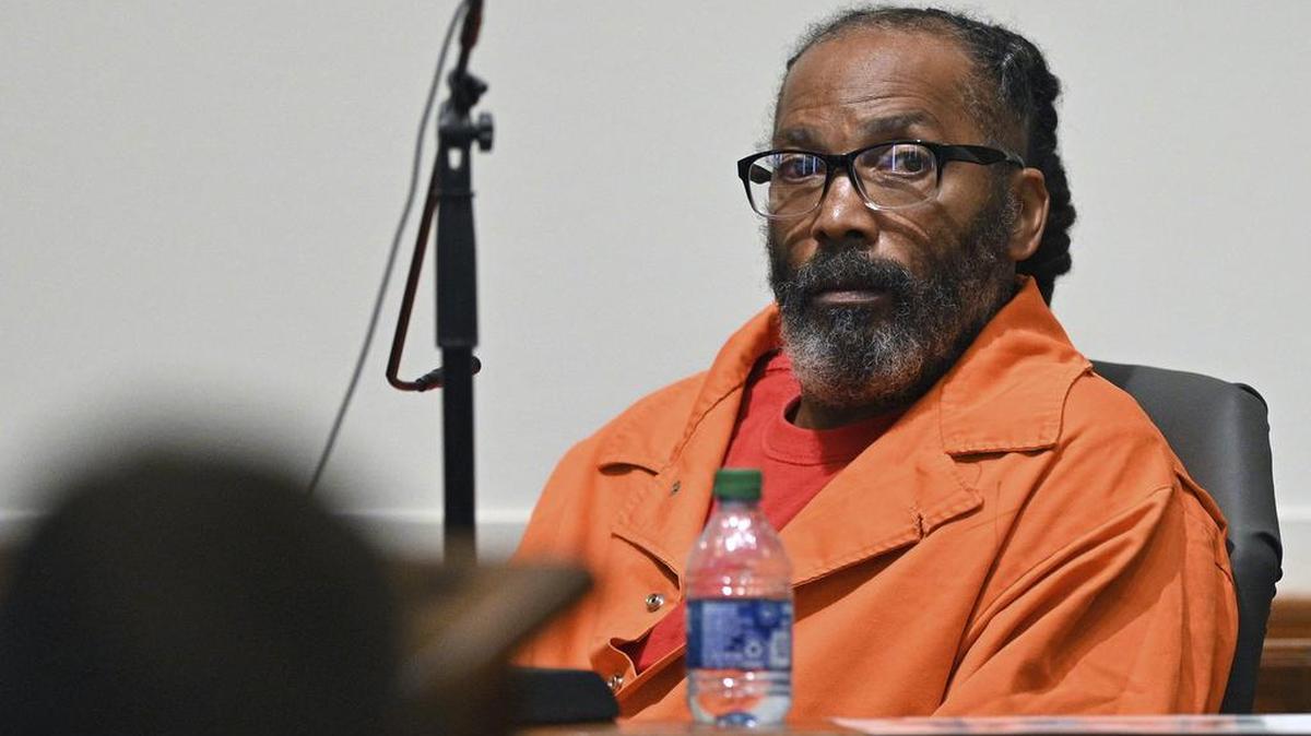 ARCHIVO - Kevin Strickland responde preguntas durante una audiencia probatoria sobre su inocencia el 8 de noviembre de 2021 en el Tribunal de Circuito del Condado de Jackson en Kansas City, Missouri. Strickland, quien ha estadi encarcelado durante más de 40 años por tres asesinatos, fue condenado injustamente en 1979 y será liberado, dictaminó un juez de Missouri el martes 23 de noviembre de 2021.