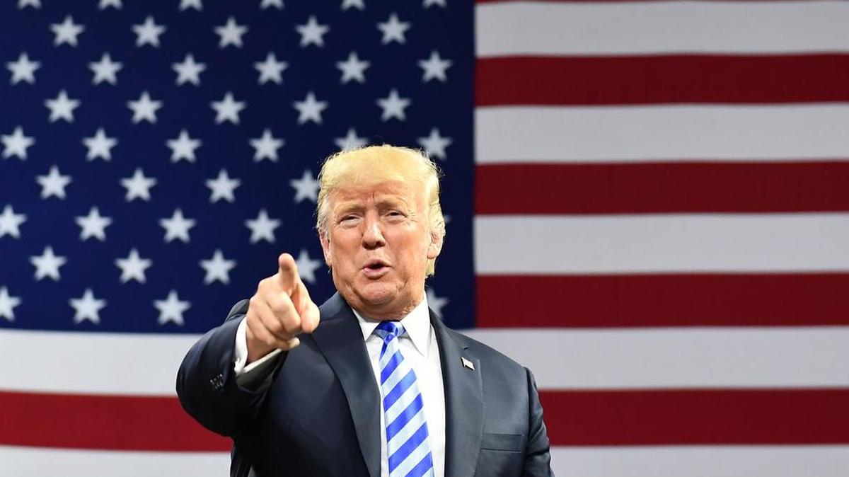 El presidente de Estados Unidos, Donald Trump, llega a una manifestación política en el Charleston Civic Center en Charleston, Virginia Occidental, el 21 de agosto de 2018.