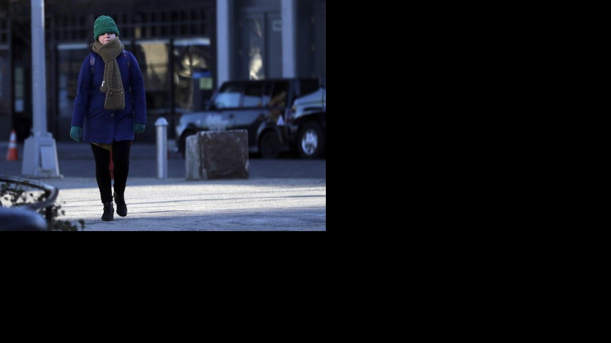 
 Una mujer que viste varias prendas de abrigo camina por Brooklyn, Nueva York, Estados Unidos, el miércoles 19 de noviembre de 2014.EFE/Andrew Gombert 
