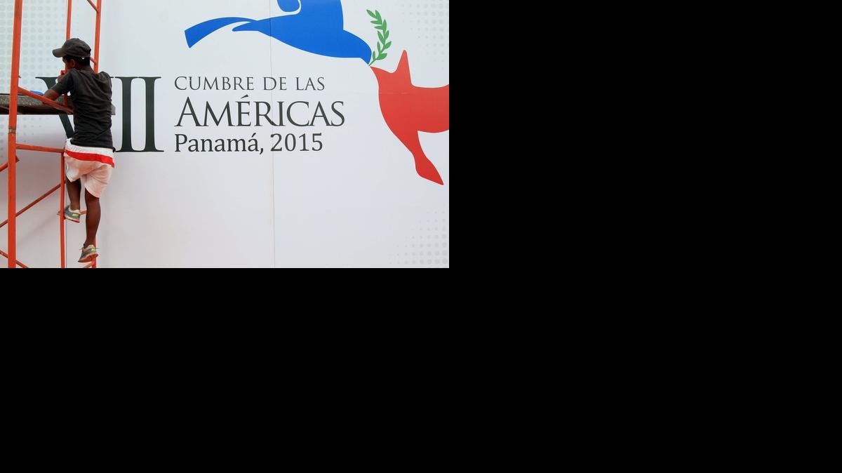 
Un trabajador ajusta un gran letrero que anuncia la Cumbre de las Américas a iniciarse este viernes en Panamá.
