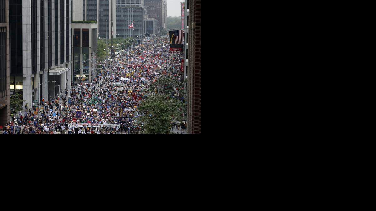 
Miles de manifestantes marcharon el domingo en Nueva York a favor del medio ambiente en un llamado mundial sobre el tema.


