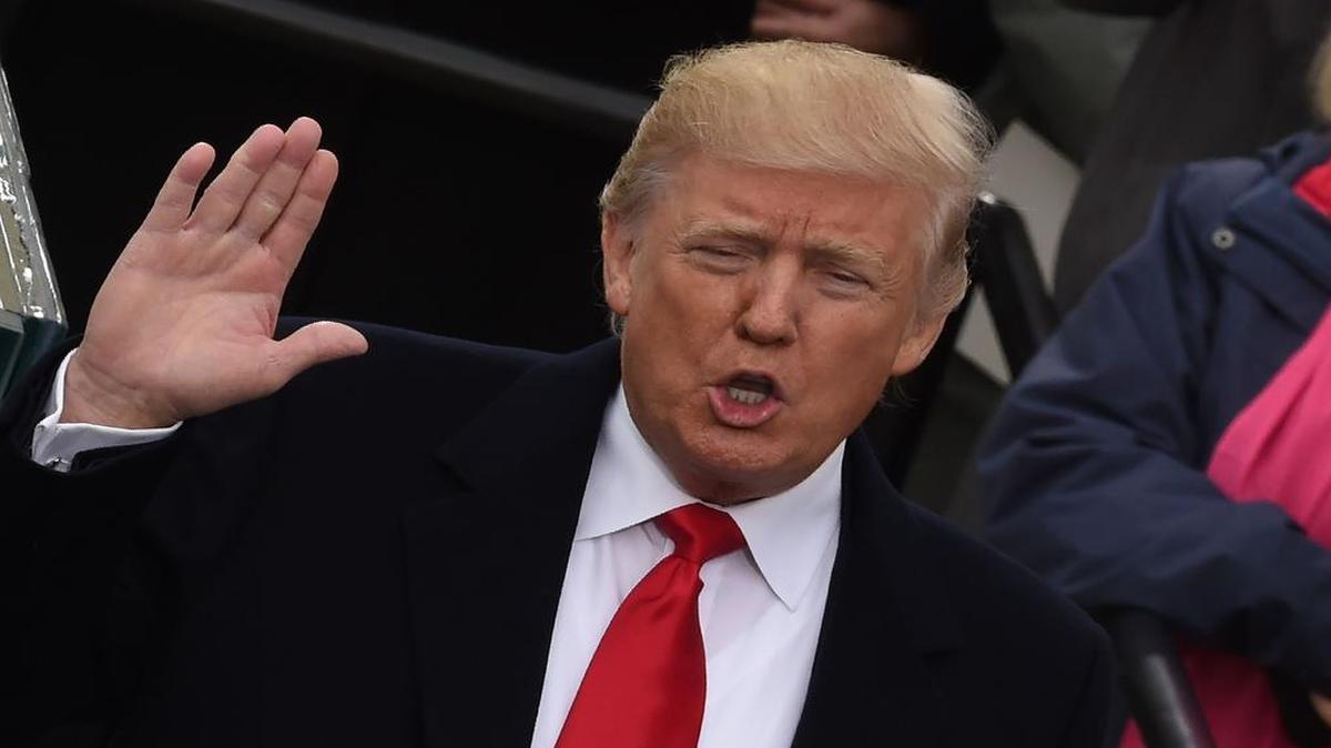 Donald Trump es juramentado como presidente de los EEUU por el juez John Roberts de la corte suprema delante del capitolio en Washington el 20 de enero de 2017.